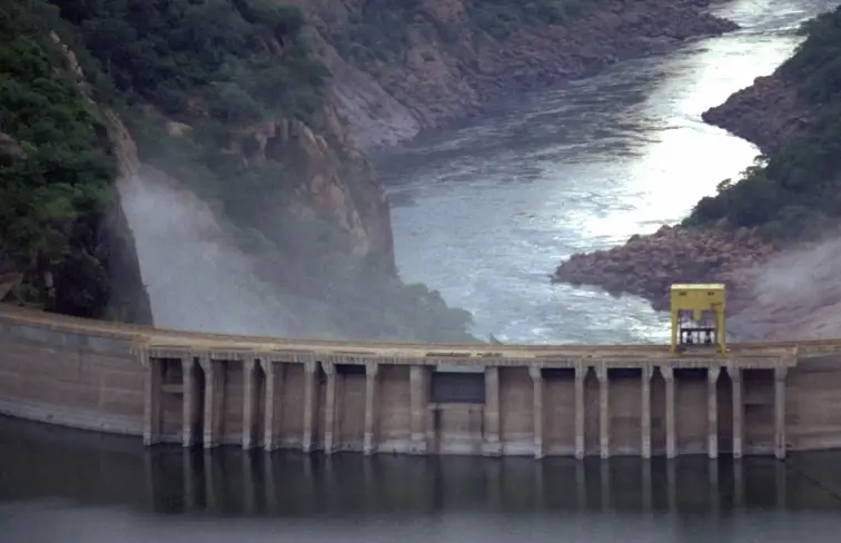 Vista aérea de barragem